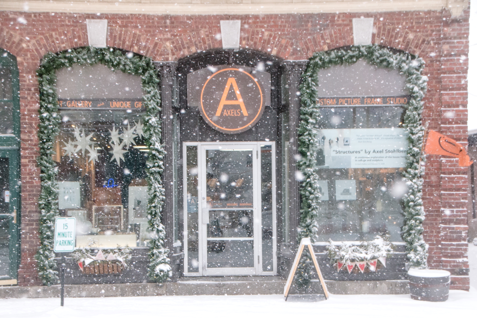 Axel's Gallery in Waterbury during a snowfall